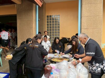 สำนักตรวจเงินแผ่นดินจังหวัดสระแก้ว                  ร่วมประกอบอาหารเพื่อช่วยเหลือผู้อพยพที่ได้รับผลกระทบจากสถานการณ์ความไม่สงบชายแดนไทย-กัมพูชา